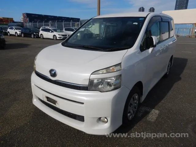 Toyota Voxy 2012 photo 2