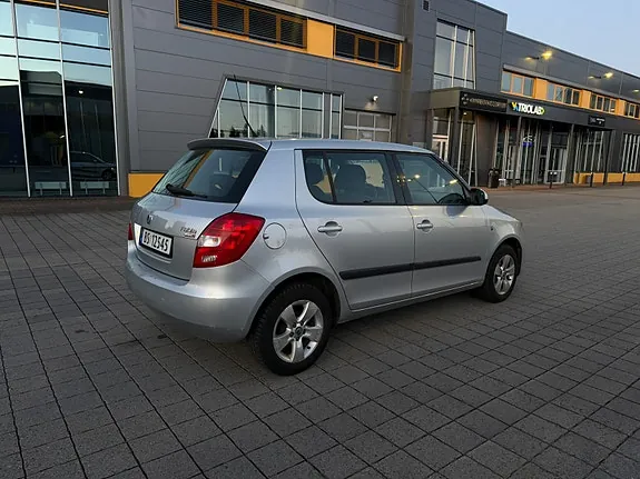 Skoda Fabia 2011 photo 4