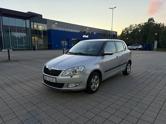 Skoda Fabia 2011 photo 2