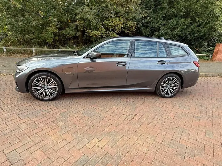 BMW 3 Series 2022 photo 3