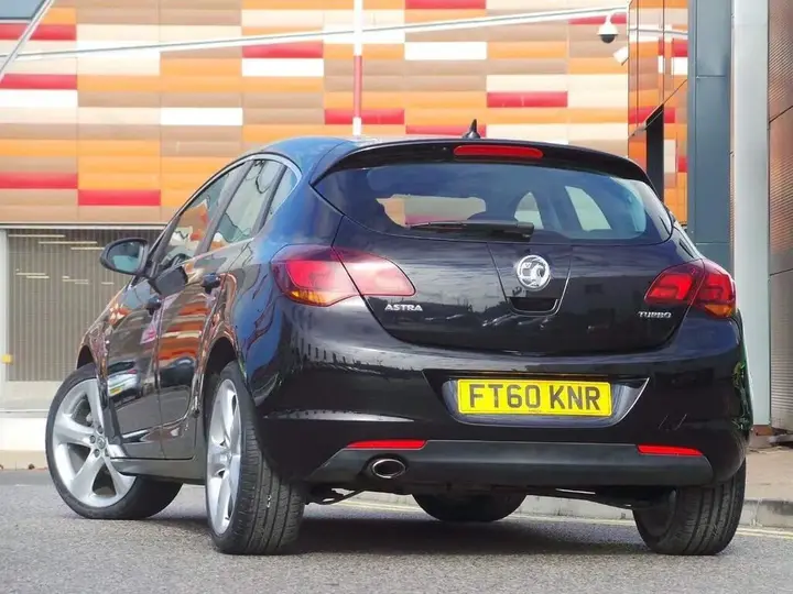 Vauxhall Astra 2011 photo 2