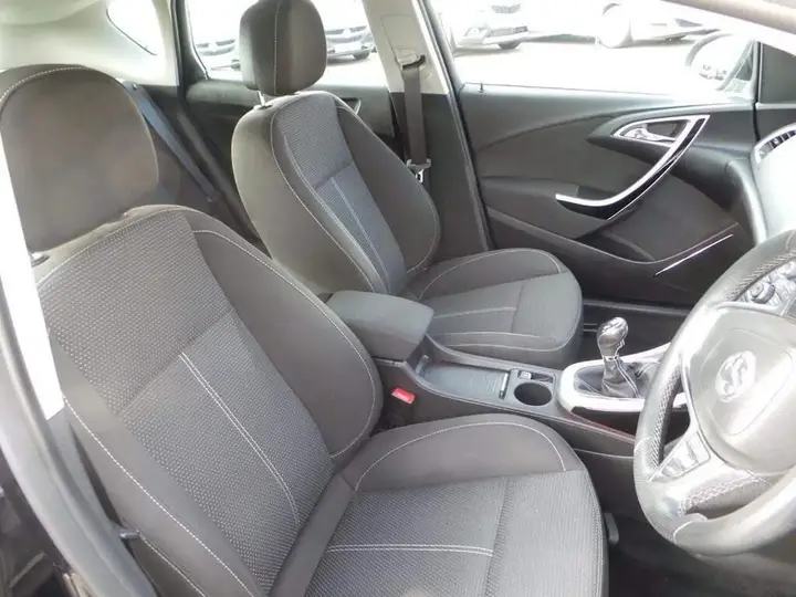 Vauxhall Astra 2011 photo 4