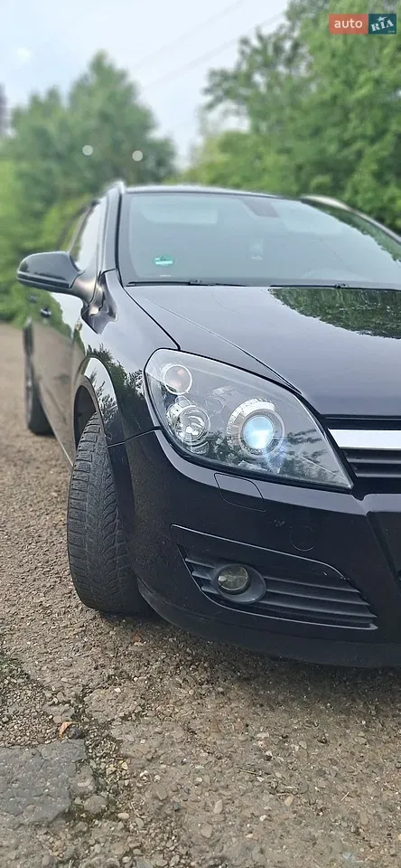 Opel Astra 2010 photo 2