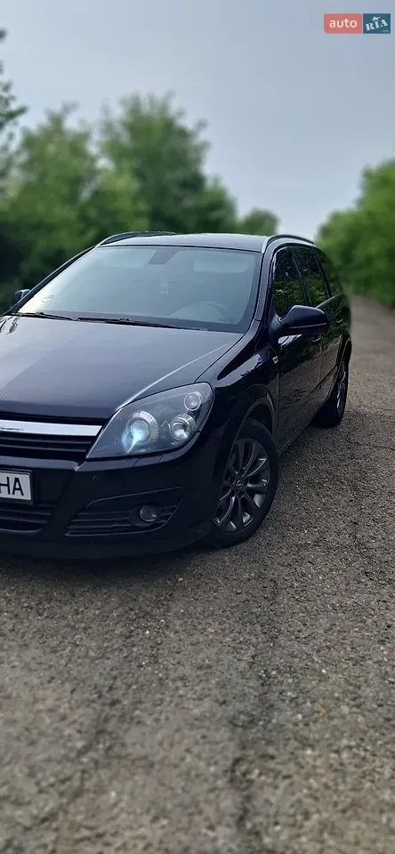 Opel Astra 2010 photo 3