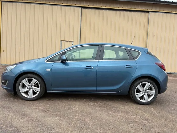 Opel Astra 2013 photo 2