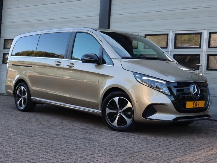 Mercedes-Benz Eqv 2024 photo 2