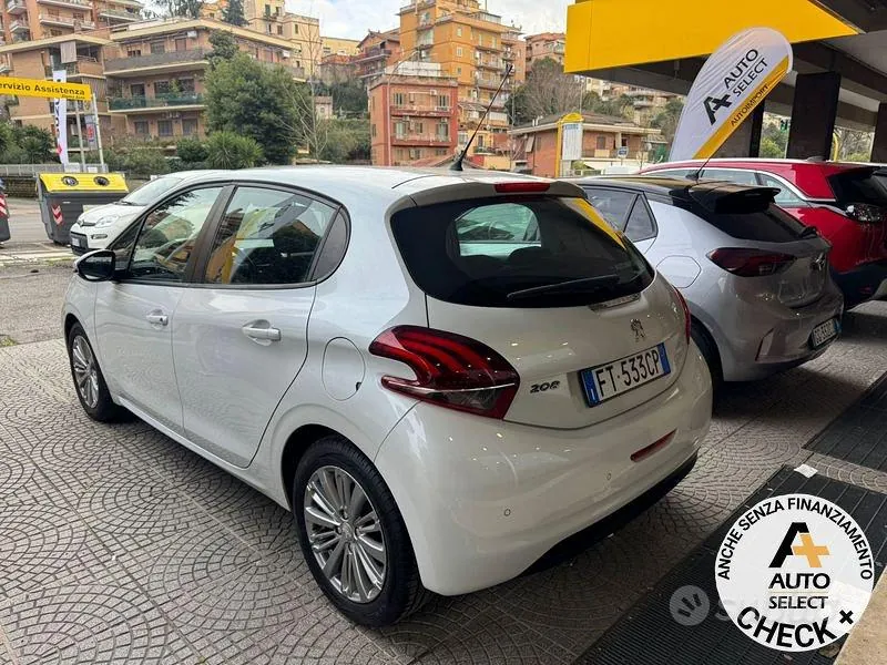 Peugeot 208 2018 photo 3