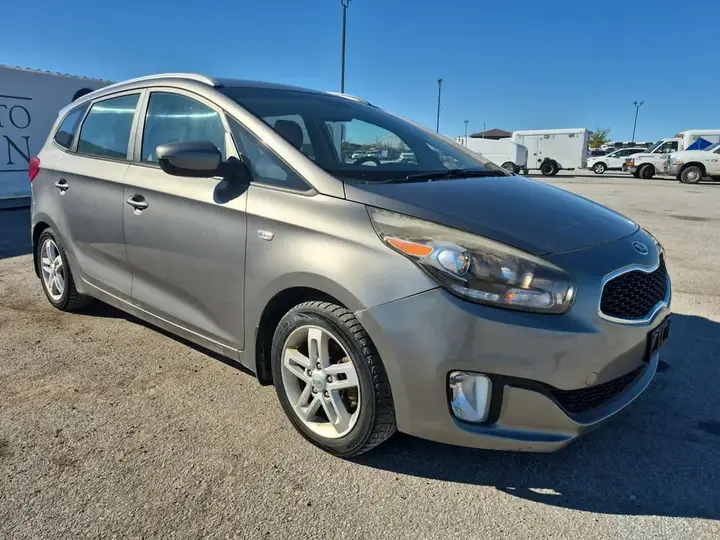 Kia Rondo 2015 photo 3