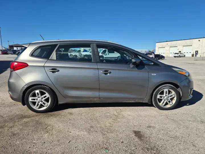 Kia Rondo 2015 photo 4