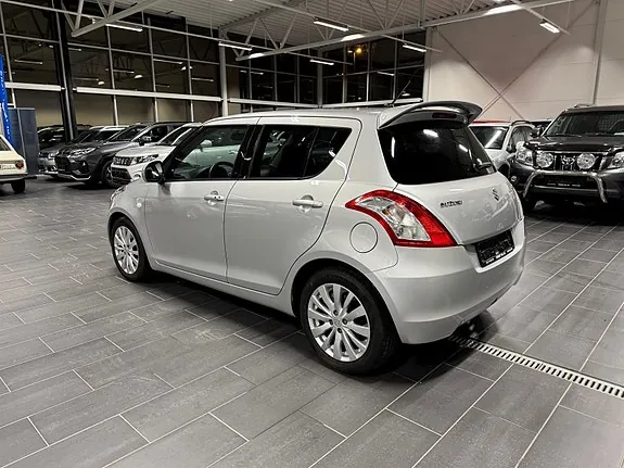 Suzuki Swift 2011 photo 2