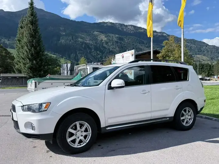 Mitsubishi Outlander 2011 photo 2