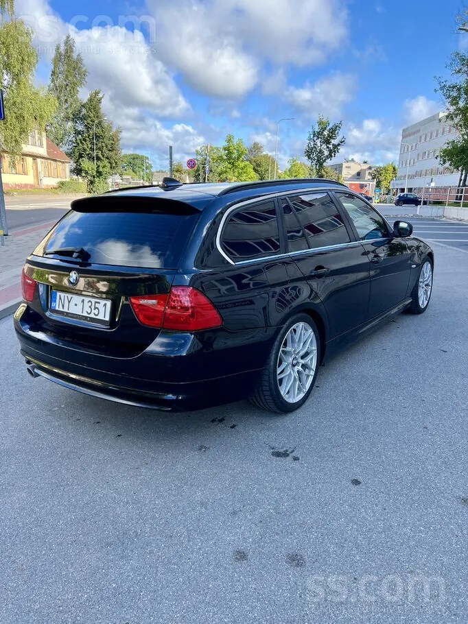 BMW E91 2012 photo 2