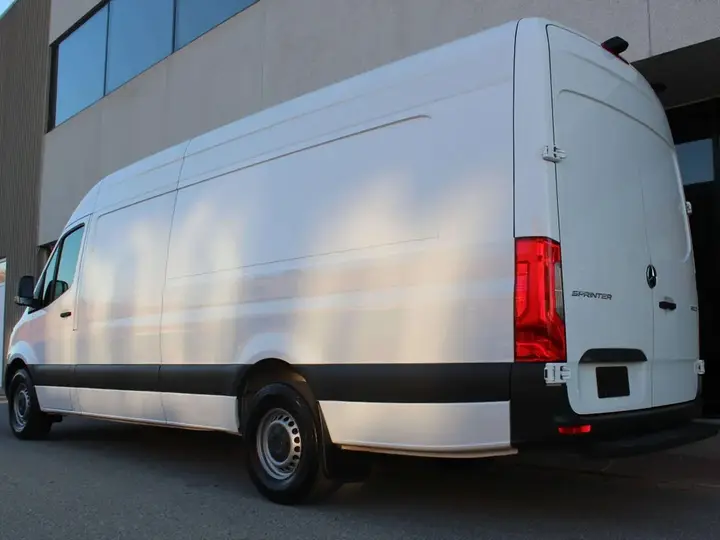 Mercedes-Benz Sprinter 2024 photo 2