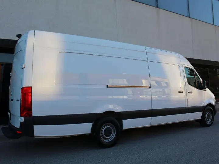 Mercedes-Benz Sprinter 2024 photo 4