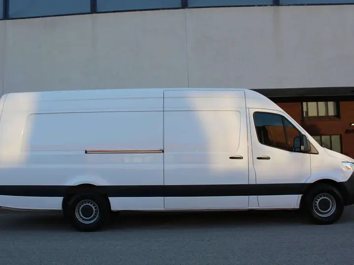 Mercedes-Benz Sprinter 2024 photo 3