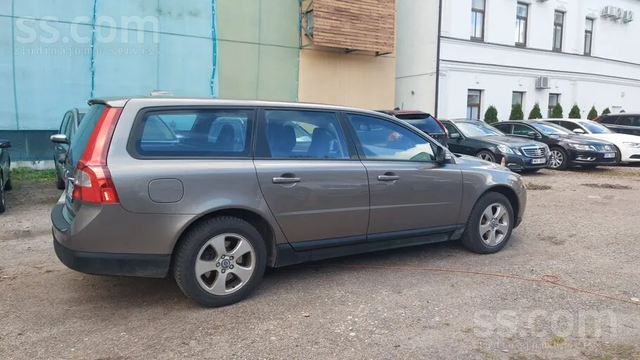 Volvo V70 2010 photo 4