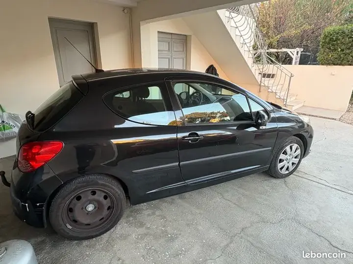 Peugeot 207 2006 photo 2