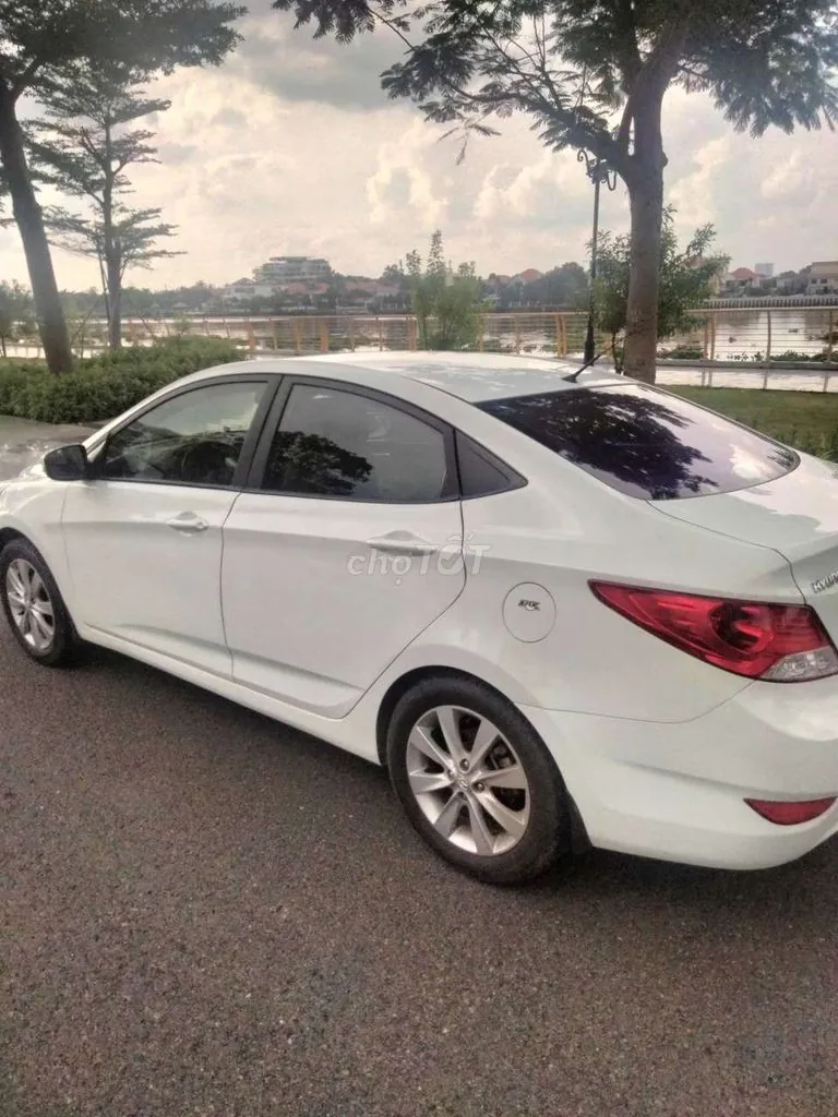 Hyundai Accent 2012 photo 2