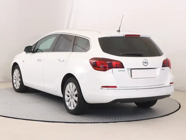 Opel Astra Sport Tourer 2013 photo 3