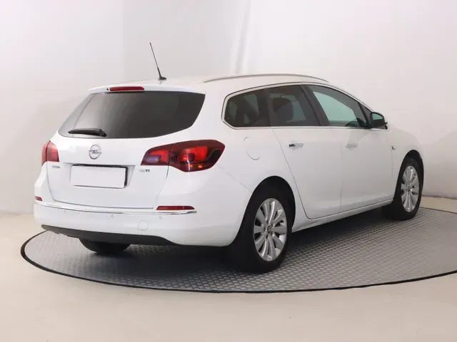 Opel Astra Sport Tourer 2013 photo 4