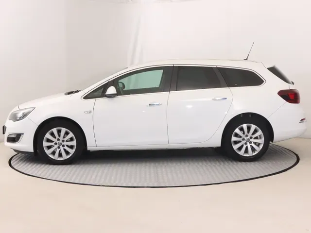 Opel Astra Sport Tourer 2013 photo 2