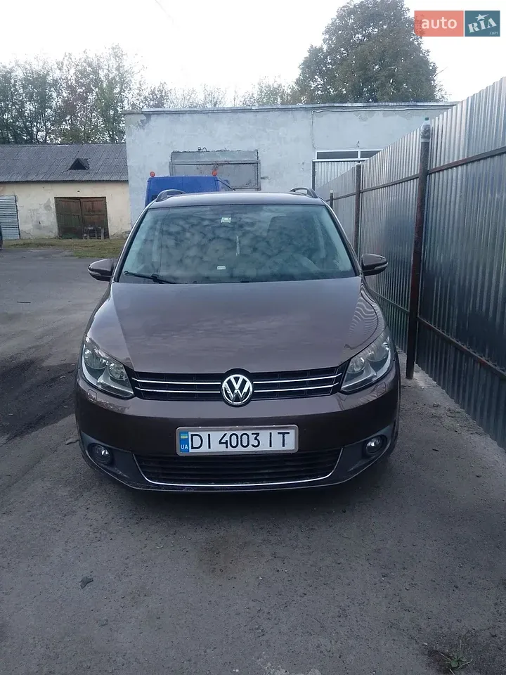 Volkswagen Touran 2011 photo 2