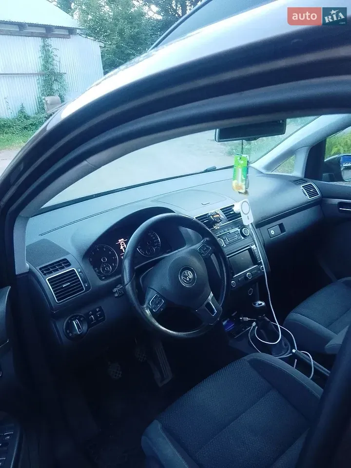 Volkswagen Touran 2011 photo 3