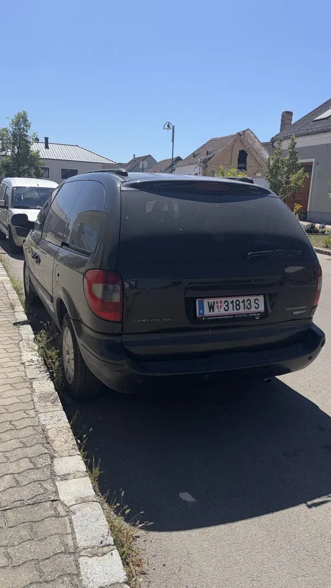 Chrysler Voyager 2005 photo 2