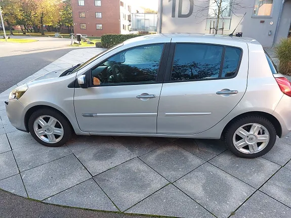 Renault Clio 2010 photo 2