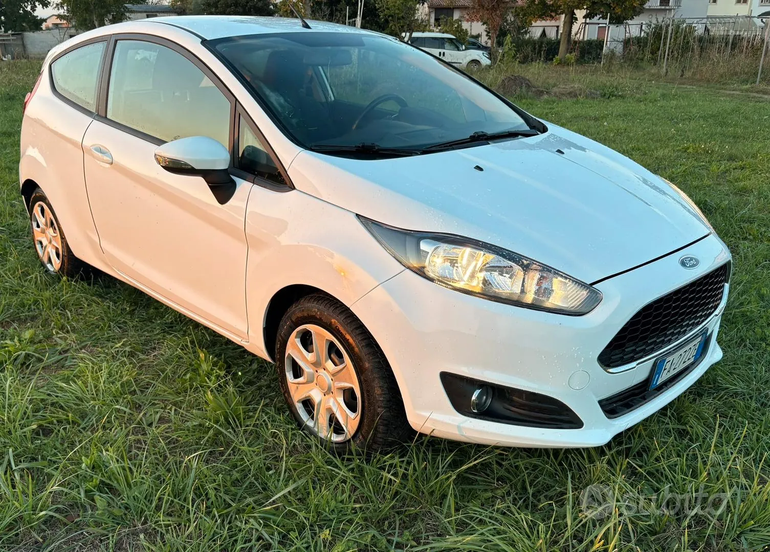Ford Fiesta 2015 photo 2