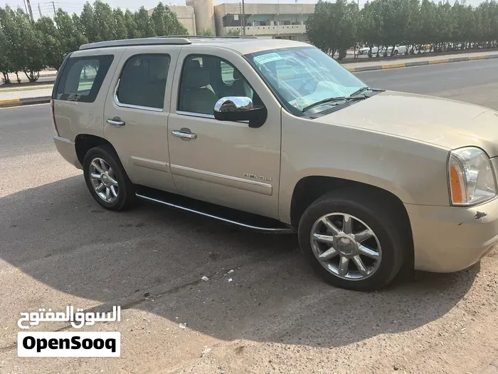 GMC Yukon Denali 2012 photo 2
