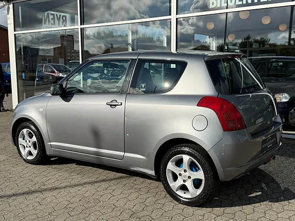 Suzuki Swift 2005 photo 2