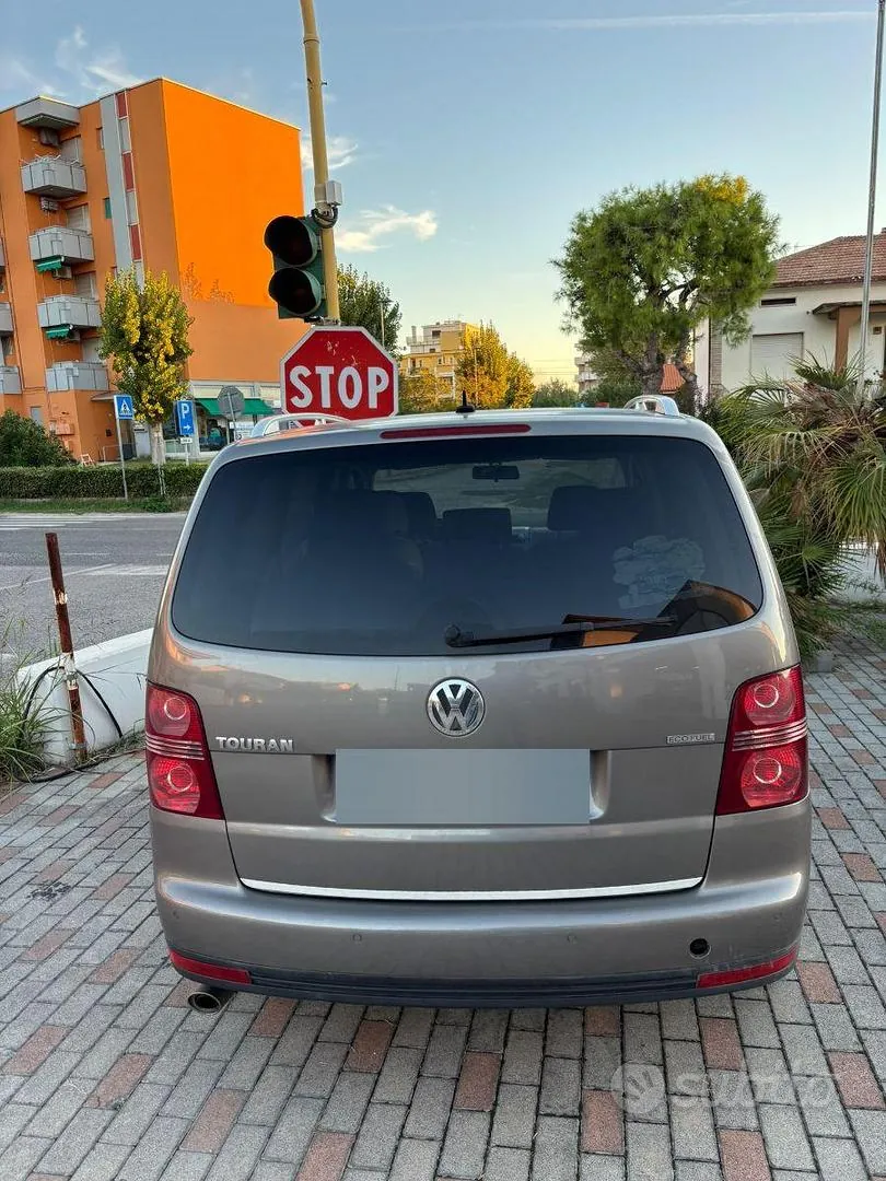 Volkswagen Touran 2008 photo 2