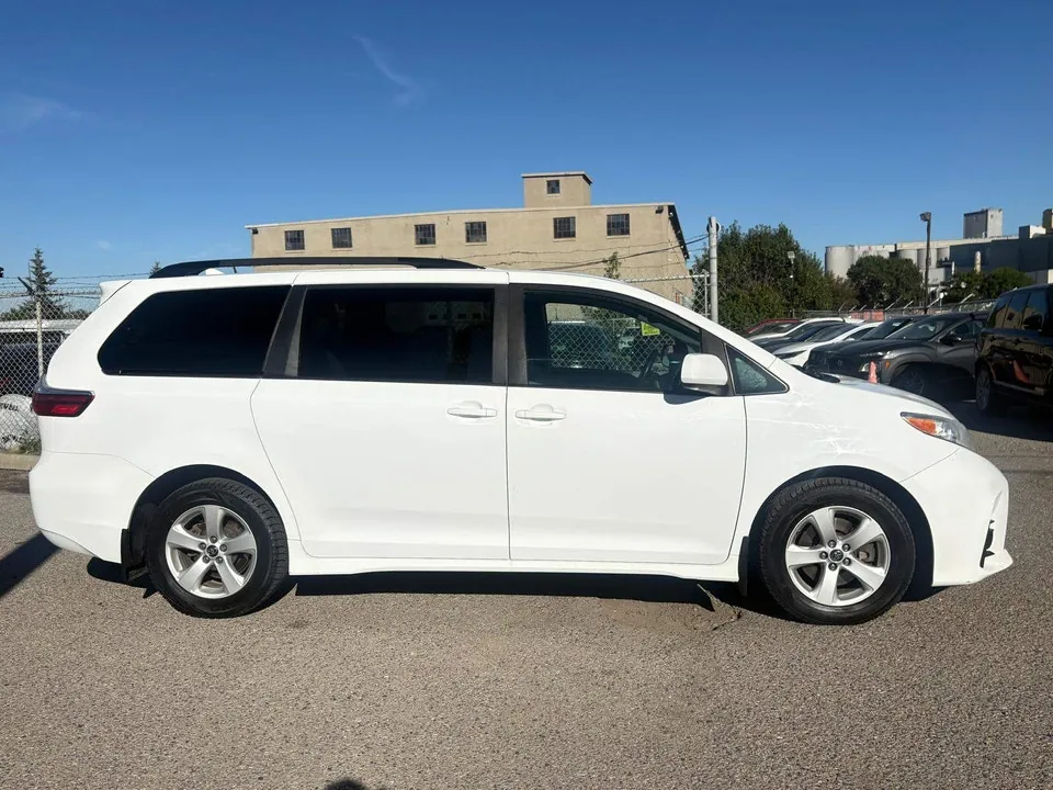 Toyota Sienna 2019 photo 2