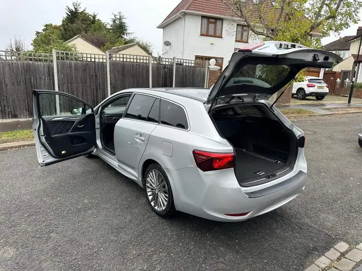 Toyota Avensis 2016 photo 5