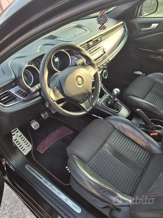 Alfa Romeo Giulietta 2012 photo 2