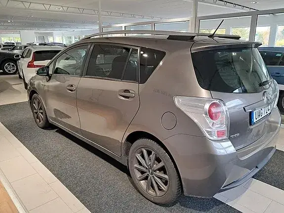 Toyota Verso 2017 photo 2