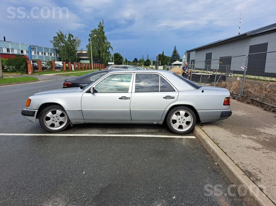 Mercedes-Benz E230 1993 photo 3