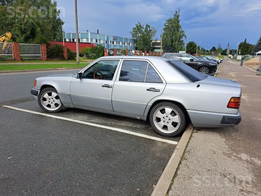 Mercedes-Benz E230 1993 photo 2
