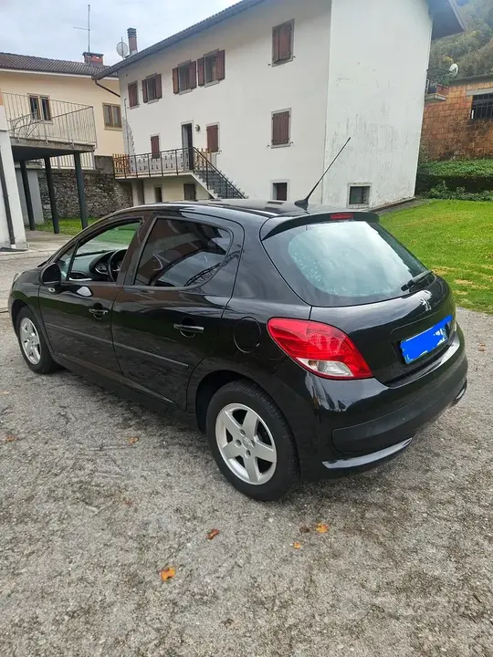 Peugeot 207 2010 photo 3