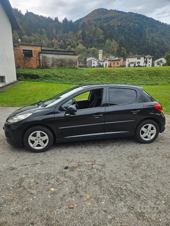 Peugeot 207 2010 photo 2