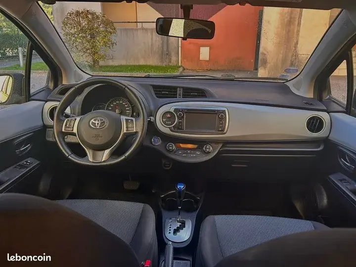 Toyota Yaris 2014 photo 2