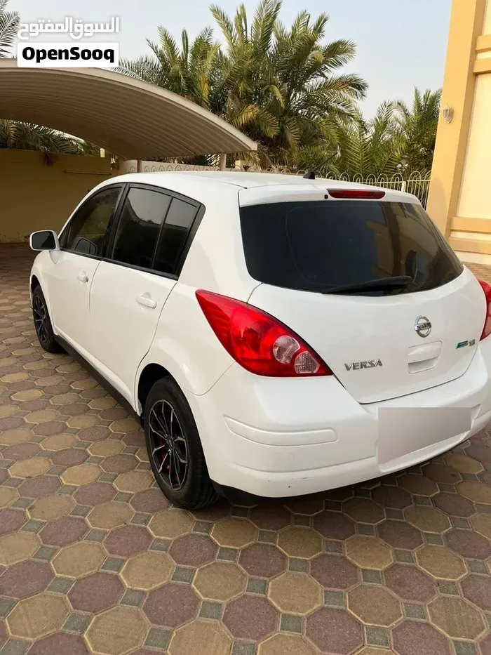 Nissan Versa 2011 photo 2