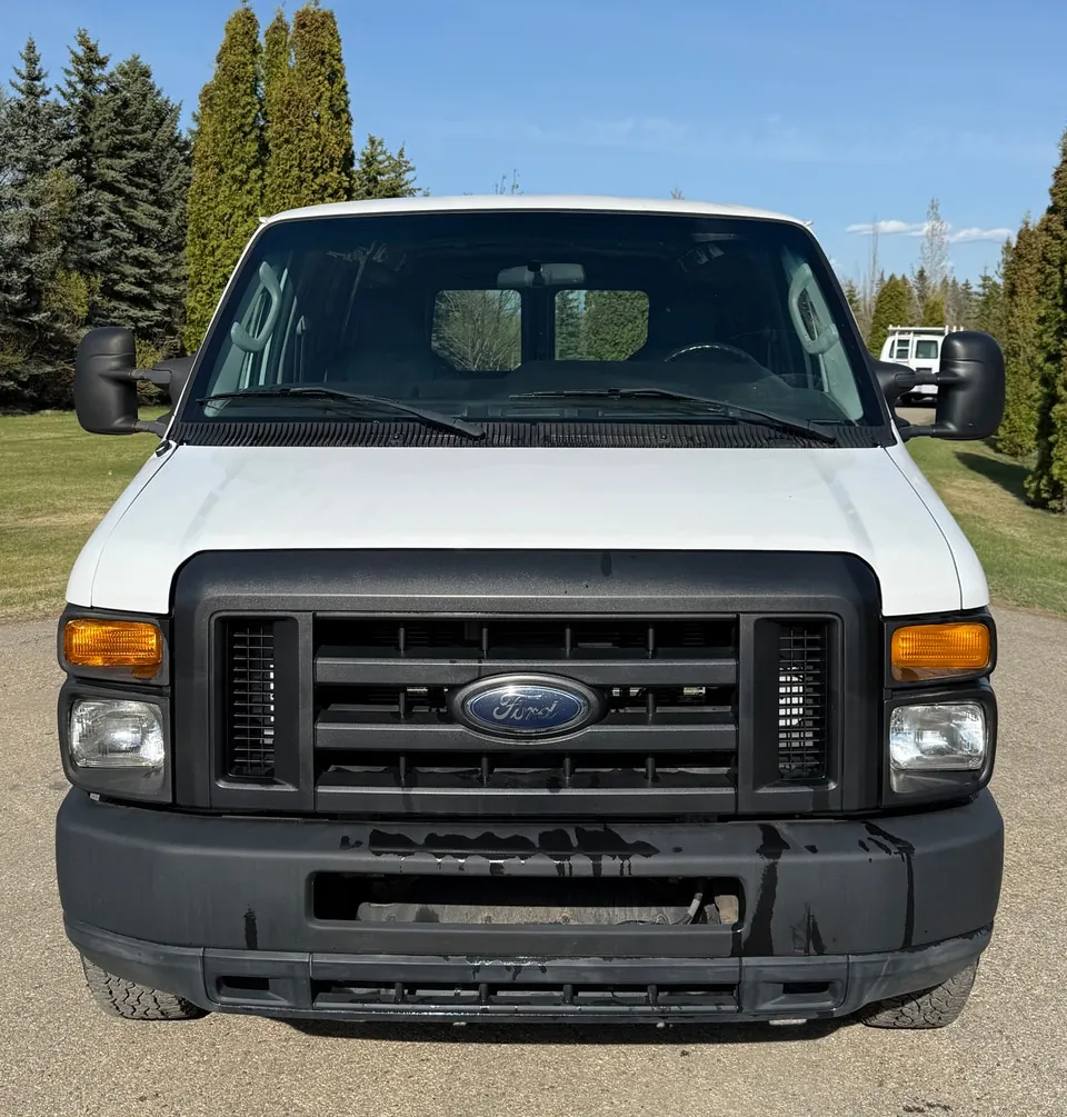 Ford E-250 2012 photo 2