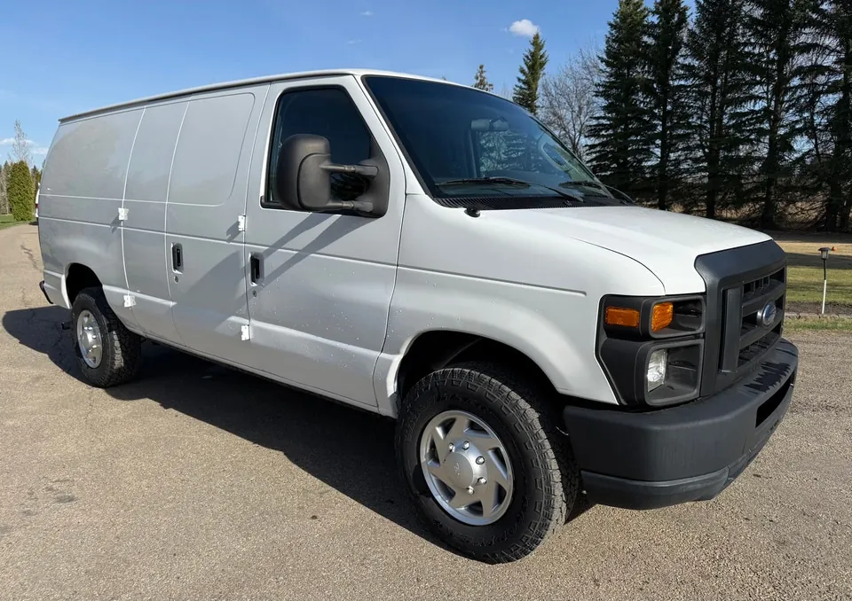 Ford E-250 2012 photo 3