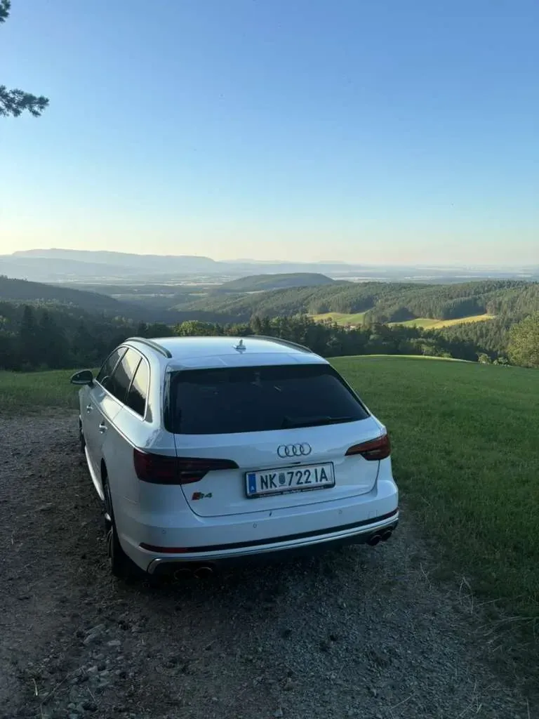 Audi A4 2018 photo 2