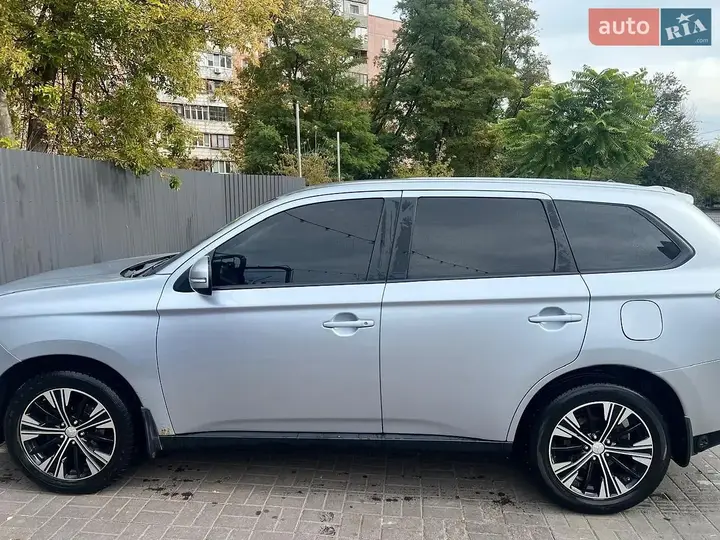 Mitsubishi Outlander 2012 photo 2