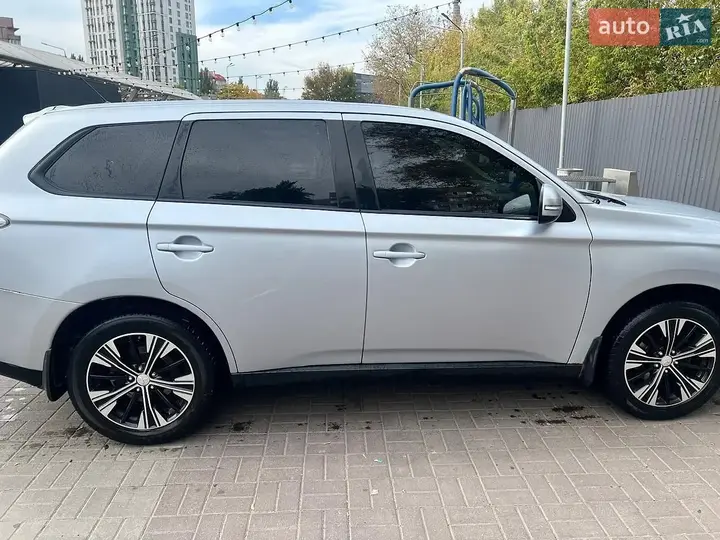 Mitsubishi Outlander 2012 photo 4