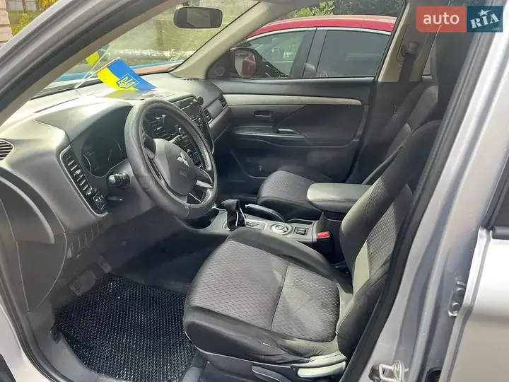 Mitsubishi Outlander 2012 photo 5