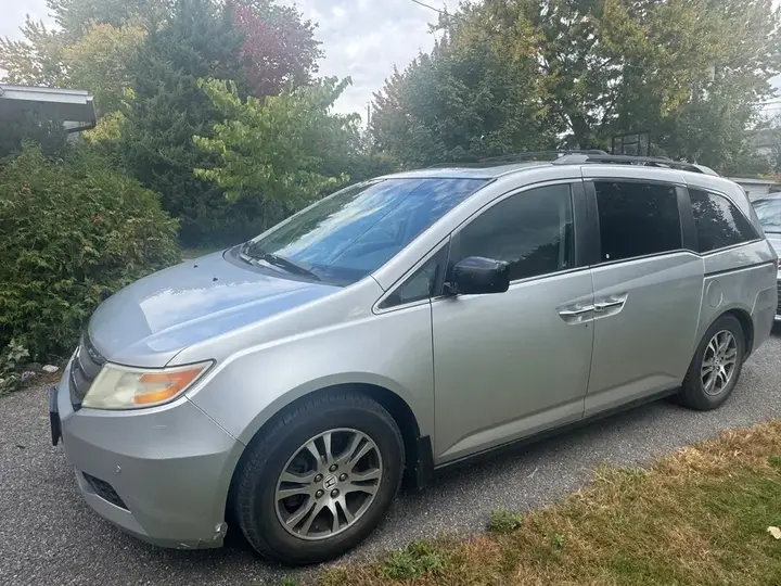 Honda Odyssey 2011 photo 2
